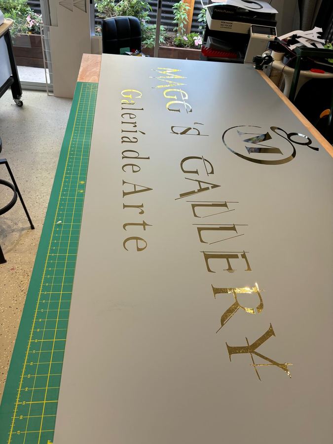 Cartel PVC con letras doradas
