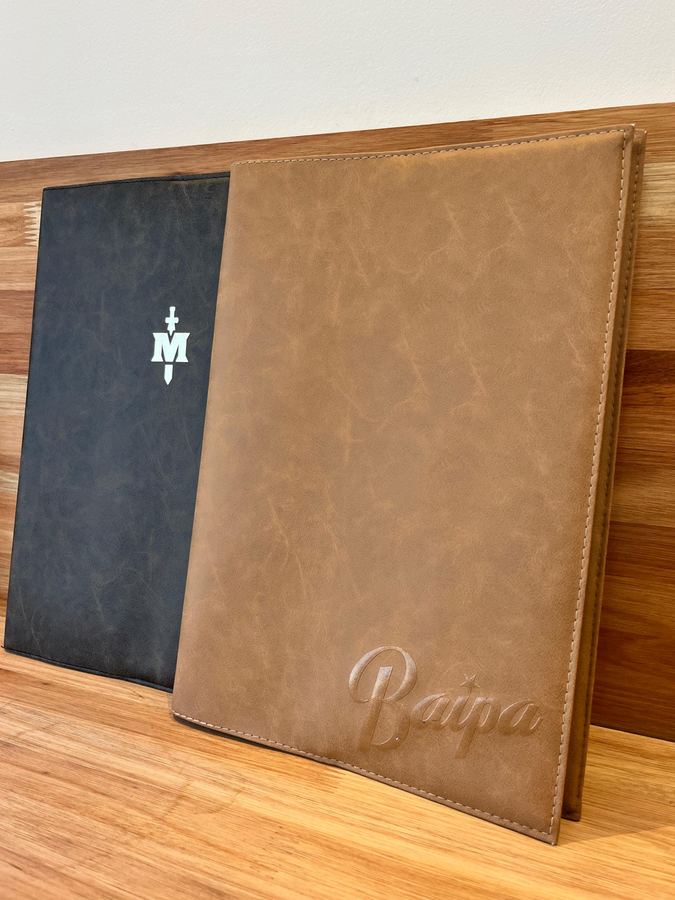 Portamenús con funda en cuerina